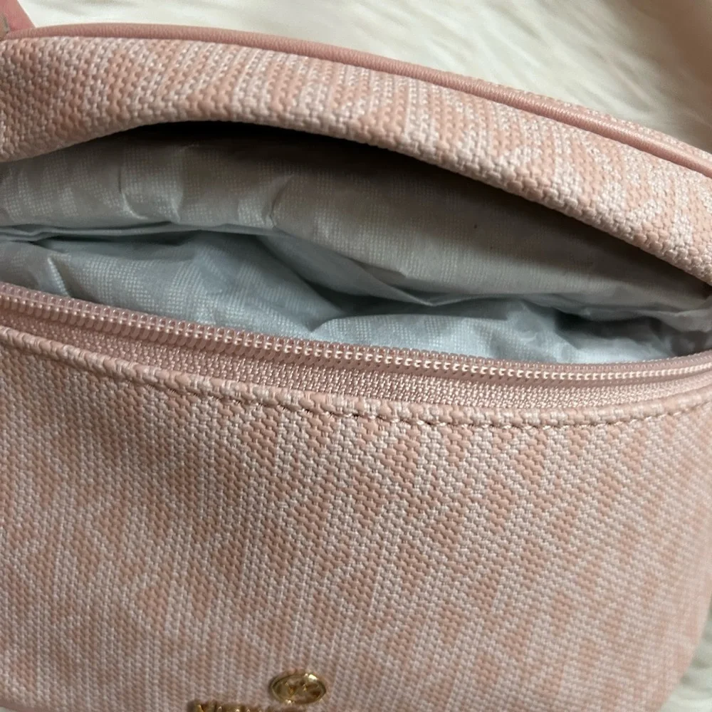 $258 Retail New! Michael Kors sling Messenger bag - Picture 8 of 16